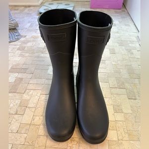Women’s Sz9 Short Hunter Rainboots- Black on Black- Never been worn